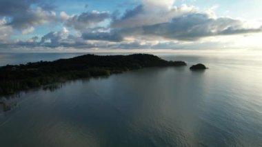 Telok Teluk Melano Sahil Hattı ve Serabang Plajı Sarawak ve Borneo Adası 'nın Tanjung Datu bölgesinin en güney ucunda.