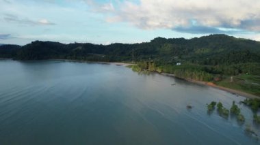 Telok Teluk Melano Sahil Hattı ve Serabang Plajı Sarawak ve Borneo Adası 'nın Tanjung Datu bölgesinin en güney ucunda.