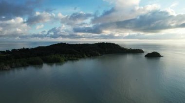 Telok Teluk Melano Sahil Hattı ve Serabang Plajı Sarawak ve Borneo Adası 'nın Tanjung Datu bölgesinin en güney ucunda.