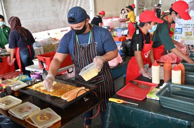 Kuching, Sarawak Malezya - 5 Nisan 2022: Malezya 'daki Malezya Ramazan Pazarı (Pasar Ramazan)