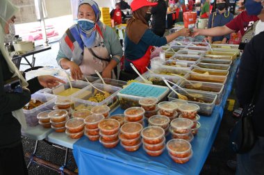 Kuching, Sarawak Malezya - 5 Nisan 2022: Malezya 'daki Malezya Ramazan Pazarı (Pasar Ramazan)