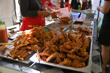 Kuching, Sarawak Malezya - 5 Nisan 2022: Malezya 'daki Malezya Ramazan Pazarı (Pasar Ramazan)