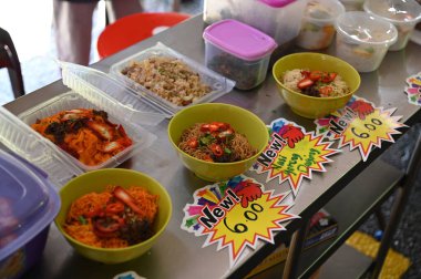 Kuching, Sarawak Malezya - 5 Nisan 2022: Malezya 'daki Malezya Ramazan Pazarı (Pasar Ramazan)