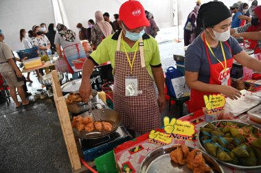 Kuching, Sarawak Malezya - 5 Nisan 2022: Malezya 'daki Malezya Ramazan Pazarı (Pasar Ramazan)