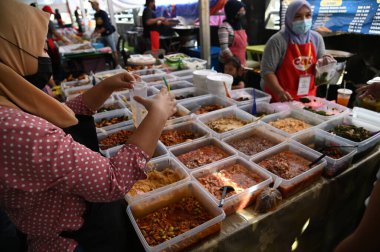 Kuching, Sarawak Malezya - 5 Nisan 2022: Malezya 'daki Malezya Ramazan Pazarı (Pasar Ramazan)