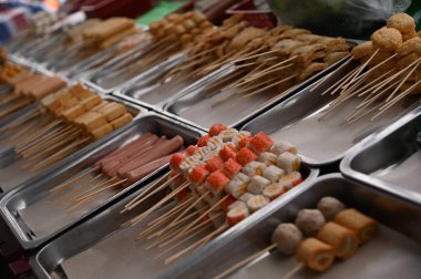 Kuching, Sarawak Malezya - 5 Nisan 2022: Malezya 'daki Malezya Ramazan Pazarı (Pasar Ramazan)