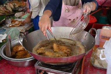 Kuching, Sarawak Malezya - 5 Nisan 2022: Malezya 'daki Malezya Ramazan Pazarı (Pasar Ramazan)