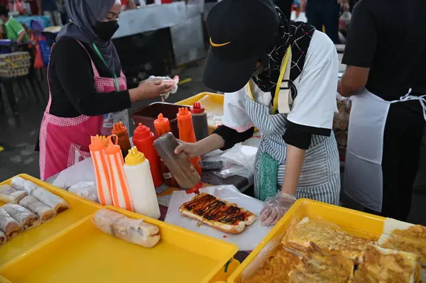 Kuching, Sarawak Malezya - 5 Nisan 2022: Malezya 'daki Malezya Ramazan Pazarı (Pasar Ramazan)