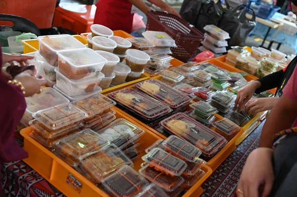 Kuching, Sarawak Malezya - 5 Nisan 2022: Malezya 'daki Malezya Ramazan Pazarı (Pasar Ramazan)