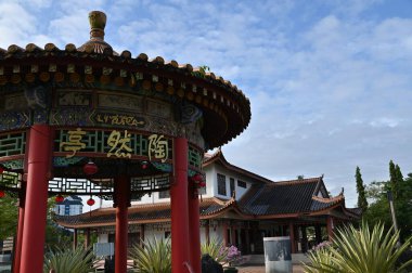 Kuching, Sarawak Malezya - 5 Nisan 2022: Song Road, Kuching, Sarawak 'taki Malezya-Çin Dostluk Parkı