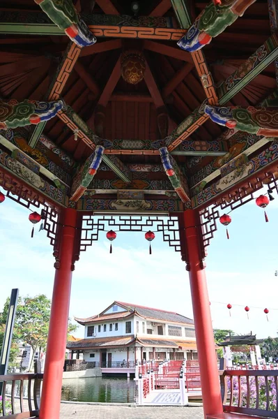 Kuching, Sarawak Malezya - 5 Nisan 2022: Song Road, Kuching, Sarawak 'taki Malezya-Çin Dostluk Parkı