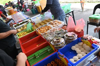 Kuching, Sarawak Malezya - 5 Nisan 2022: Malezya 'daki Malezya Ramazan Pazarı (Pasar Ramazan)