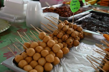 Kuching, Sarawak Malezya - 5 Nisan 2022: Malezya 'daki Malezya Ramazan Pazarı (Pasar Ramazan)