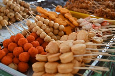 Kuching, Sarawak Malezya - 5 Nisan 2022: Malezya 'daki Malezya Ramazan Pazarı (Pasar Ramazan)