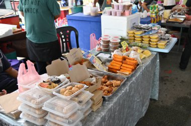 Kuching, Sarawak Malezya - 5 Nisan 2022: Malezya 'daki Malezya Ramazan Pazarı (Pasar Ramazan)