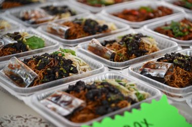 Kuching, Sarawak Malezya - 5 Nisan 2022: Malezya 'daki Malezya Ramazan Pazarı (Pasar Ramazan)