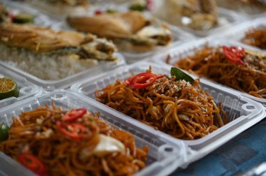 Kuching, Sarawak Malezya - 5 Nisan 2022: Malezya 'daki Malezya Ramazan Pazarı (Pasar Ramazan)