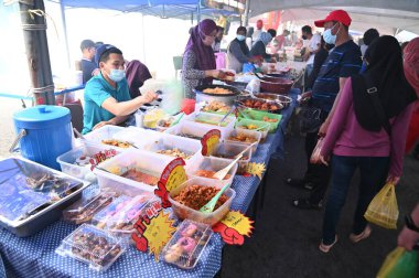 Kuching, Sarawak Malezya - 5 Nisan 2022: Malezya 'daki Malezya Ramazan Pazarı (Pasar Ramazan)