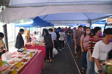 Kuching, Sarawak Malezya - 5 Nisan 2022: Malezya 'daki Malezya Ramazan Pazarı (Pasar Ramazan)