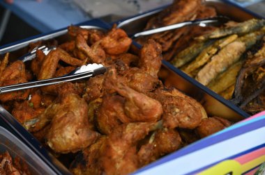 Kuching, Sarawak Malezya - 5 Nisan 2022: Malezya 'daki Malezya Ramazan Pazarı (Pasar Ramazan)