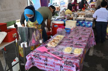 Kuching, Sarawak Malezya - 5 Nisan 2022: Malezya 'daki Malezya Ramazan Pazarı (Pasar Ramazan)