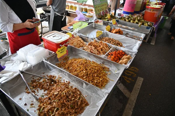 マレーシア サラワク州クチン2022年4月5日 マレーシアのラマダーン バザール Pasar Ramadan 多くの珍味があり ニュー ノームの下で — ストック写真