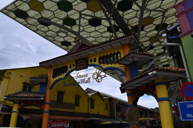Kuching, Sarawak Malezya - 8 Nisan 2022: The Old Court House, India Street ve Carpenter Street