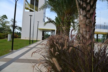 Batu Kawa Nehir Kenarı Parkı, tarihi gökyüzü köprüsü ve çevresindeki parklar