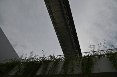 Batu Kawa Nehir Kenarı Parkı, tarihi gökyüzü köprüsü ve çevresindeki parklar