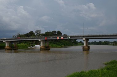 Batu Kawa Nehir Kenarı Parkı, tarihi gökyüzü köprüsü ve çevresindeki parklar