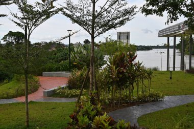 Batu Kawa Nehir Kenarı Parkı, tarihi gökyüzü köprüsü ve çevresindeki parklar