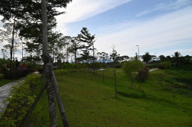 Batu Kawa Nehir Kenarı Parkı, tarihi gökyüzü köprüsü ve çevresindeki parklar