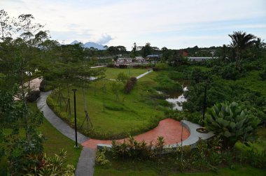 Batu Kawa Nehir Kenarı Parkı, tarihi gökyüzü köprüsü ve çevresindeki parklar