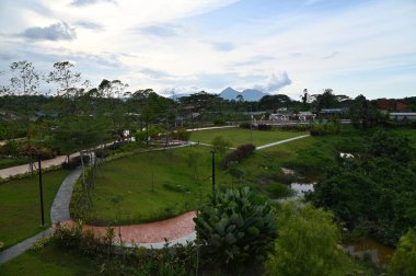 Batu Kawa Nehir Kenarı Parkı, tarihi gökyüzü köprüsü ve çevresindeki parklar