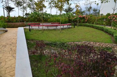 Batu Kawa Nehir Kenarı Parkı, tarihi gökyüzü köprüsü ve çevresindeki parklar