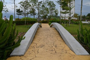 Batu Kawa Nehir Kenarı Parkı, tarihi gökyüzü köprüsü ve çevresindeki parklar