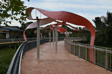 Batu Kawa Nehir Kenarı Parkı, tarihi gökyüzü köprüsü ve çevresindeki parklar
