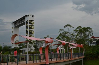 Batu Kawa Nehir Kenarı Parkı, tarihi gökyüzü köprüsü ve çevresindeki parklar