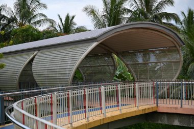 Batu Kawa Nehir Kenarı Parkı, tarihi gökyüzü köprüsü ve çevresindeki parklar