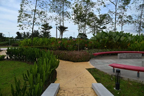 Batu Kawa Nehir Kenarı Parkı, tarihi gökyüzü köprüsü ve çevresindeki parklar