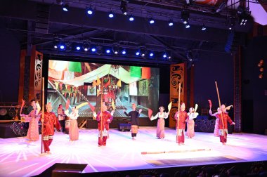 Kuching, Sarawak Malezya - 1 Mayıs 2022: Çeşitlendirilmiş Aborjin ve Yerlilerin Gösterisiyle Saray Kültür Köyü