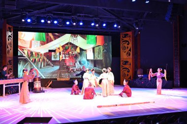 Kuching, Sarawak Malezya - 1 Mayıs 2022: Çeşitlendirilmiş Aborjin ve Yerlilerin Gösterisiyle Saray Kültür Köyü