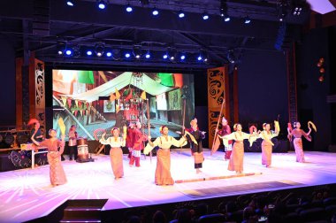 Kuching, Sarawak Malezya - 1 Mayıs 2022: Çeşitlendirilmiş Aborjin ve Yerlilerin Gösterisiyle Saray Kültür Köyü