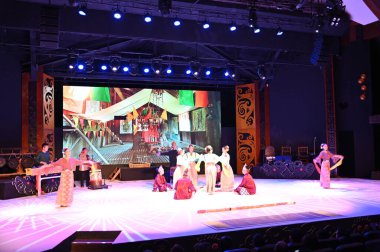 Kuching, Sarawak Malezya - 1 Mayıs 2022: Çeşitlendirilmiş Aborjin ve Yerlilerin Gösterisiyle Saray Kültür Köyü