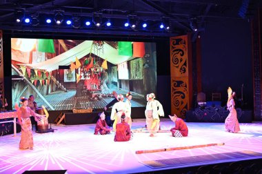 Kuching, Sarawak Malezya - 1 Mayıs 2022: Çeşitlendirilmiş Aborjin ve Yerlilerin Gösterisiyle Saray Kültür Köyü