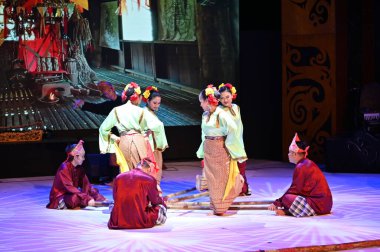 Kuching, Sarawak Malezya - 1 Mayıs 2022: Çeşitlendirilmiş Aborjin ve Yerlilerin Gösterisiyle Saray Kültür Köyü