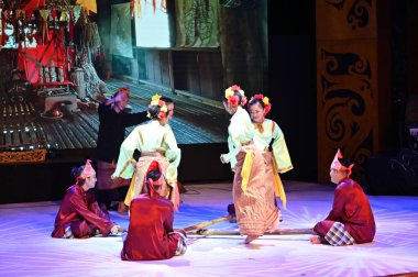 Kuching, Sarawak Malezya - 1 Mayıs 2022: Çeşitlendirilmiş Aborjin ve Yerlilerin Gösterisiyle Saray Kültür Köyü