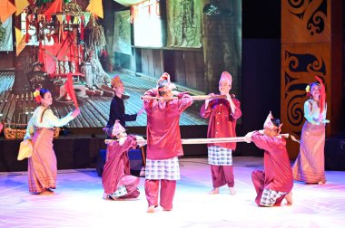 Kuching, Sarawak Malezya - 1 Mayıs 2022: Çeşitlendirilmiş Aborjin ve Yerlilerin Gösterisiyle Saray Kültür Köyü