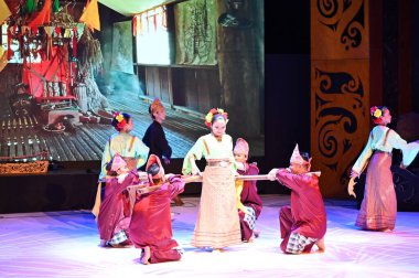 Kuching, Sarawak Malezya - 1 Mayıs 2022: Çeşitlendirilmiş Aborjin ve Yerlilerin Gösterisiyle Saray Kültür Köyü