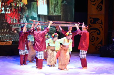 Kuching, Sarawak Malezya - 1 Mayıs 2022: Çeşitlendirilmiş Aborjin ve Yerlilerin Gösterisiyle Saray Kültür Köyü